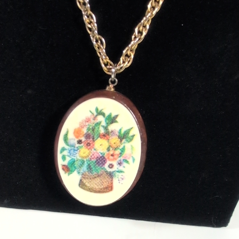Elegant Vintage Gold Pendant Necklace with Floral Design